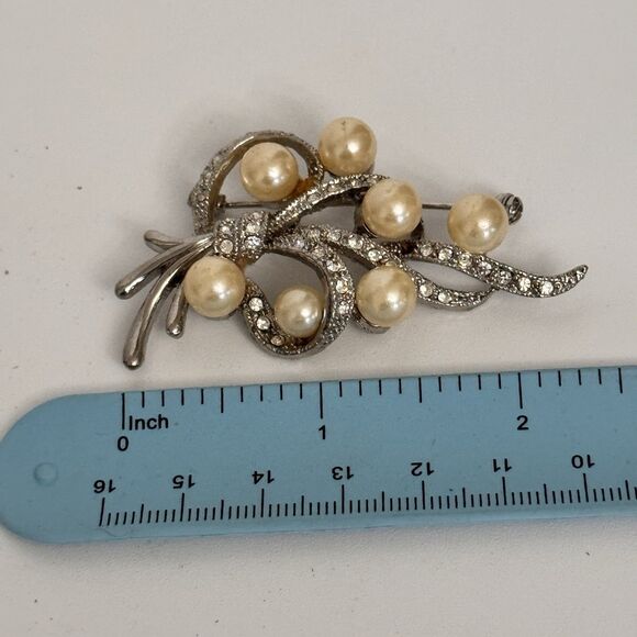 Vintage Pearl Brooch Silvertone with Rhinestones 2.25 Inches - Elegant Floral De - Picture 6 of 6